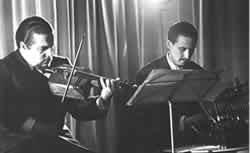 Debut oficial de Les Luthiers (2 de octubre de 1967). Rabinovich toca el lat&iacute;n y Masana el dactil&oacute;fono.