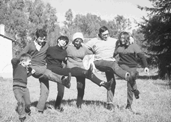 Los integrantes del Coro de la Facultad de Ingenier&iacute;a sol&iacute;an organizar reuniones divertidas como &eacute;sta, realizada en 1963 en una casa de campo de la familia de Daniel Rabinovich. Bailan acompa&ntilde;ados por un ni&ntilde;o, de izquierda a derecha: Carlos N&uacute;&ntilde;ez Cort&eacute;s, Hebe Rosell (quien casi 20 a&ntilde;os m&aacute;s tarde se har&iacute;a famosa como cantante en M&eacute;xico), Celia Lubenfeld, Horacio L&oacute;pez y Magdalena Tom&aacute;s, la esposa de Gerardo.