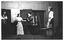 Escena de Il figlio del pirata, opera prima de lo que m&aacute;s adelante ser&iacute;a Les Luthiers. La Plata, provincia de Buenos Aires, 26 de septiembre de 1964. En escena, Gerardo Masana, Patricia Jaimovich, Carlos N&uacute;&ntilde;ez Cort&eacute;s y Marcos Mundstock.