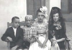 Gerardo disfrazado de pirata. Su hermana Nuri (derecha), luce un disfraz de dama de la &eacute;poca colonial.