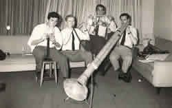 Una de las primeras fotos de I Musicisti (1965). Carlos N&uacute;&ntilde;ez Cort&eacute;s (tub&oacute;fono paraf&iacute;nico crom&aacute;tico), Marcos Mundstock (gom-horn), Daniel Dur&aacute;n (cornet&oacute;fono d&acute;Amore) y Gerardo Masana (bass-pipe a vara).