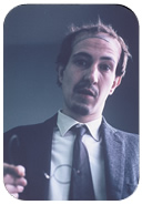 Gerardo Masana, con una peluca que hab&iacute;a sido de su abuelo, improvisa un personaje dram&aacute;tico.