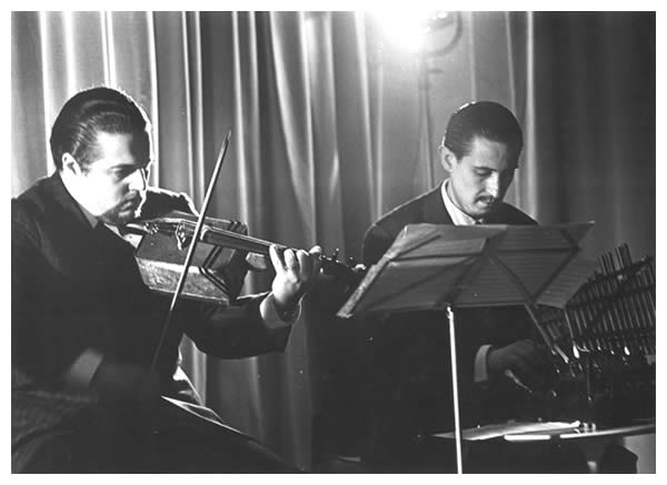 A la izquierda Rabinovich toca el primer lat&iacute;n y a la derecha de bigote Masana toca el dactil&oacute;fono