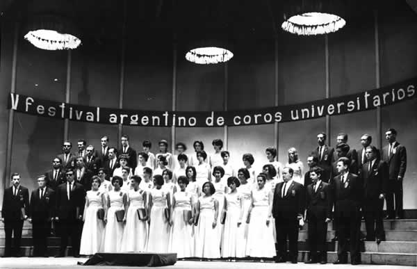 El coro de la Facultad de Ingenier&iacute;a durante el V Festival de Coros Universitarios (La Plata, provincia de Buenos Aires, 1964).