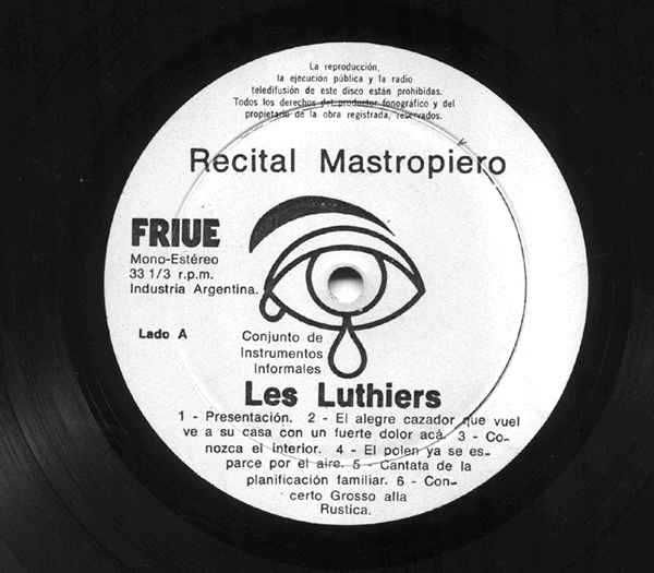 Primer disco de Les Luthiers, editado por la grabadora independiente Friue. Se editaron 1000 ejemplares, pero la empresa se qued&oacute; sin dinero para imprimir las tapas. El sello musical Trova compr&oacute; luego los derechos y se hizo una nueva edici&oacute;n, con el t&iacute;tulo Sonamos pese a todo. Los &ldquo;discos Friue&rdquo; fueron destruidos.
