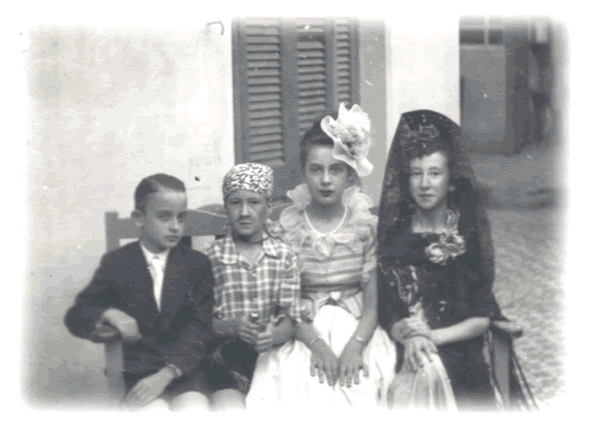 Gerardo disfrazado de pirata. Su hermana Nuri (derecha), luce un disfraz de dama de la &eacute;poca colonial. 