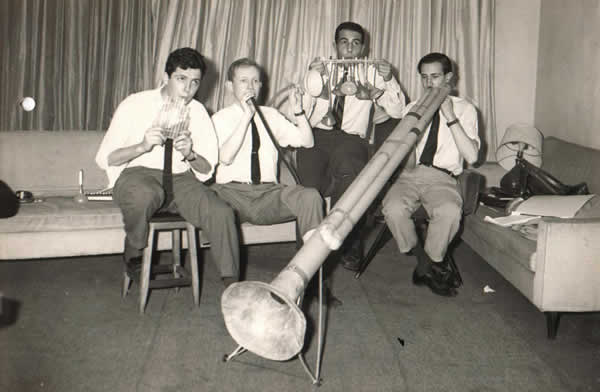 Una de las primeras fotos de I Musicisti (1965). Carlos N&uacute;&ntilde;ez Cort&eacute;s (tub&oacute;fono paraf&iacute;nico crom&aacute;tico), Marcos Mundstock (gom-horn), Daniel Dur&aacute;n (cornet&oacute;fono d&acute;Amore) y Gerardo Masana (bass-pipe a vara).